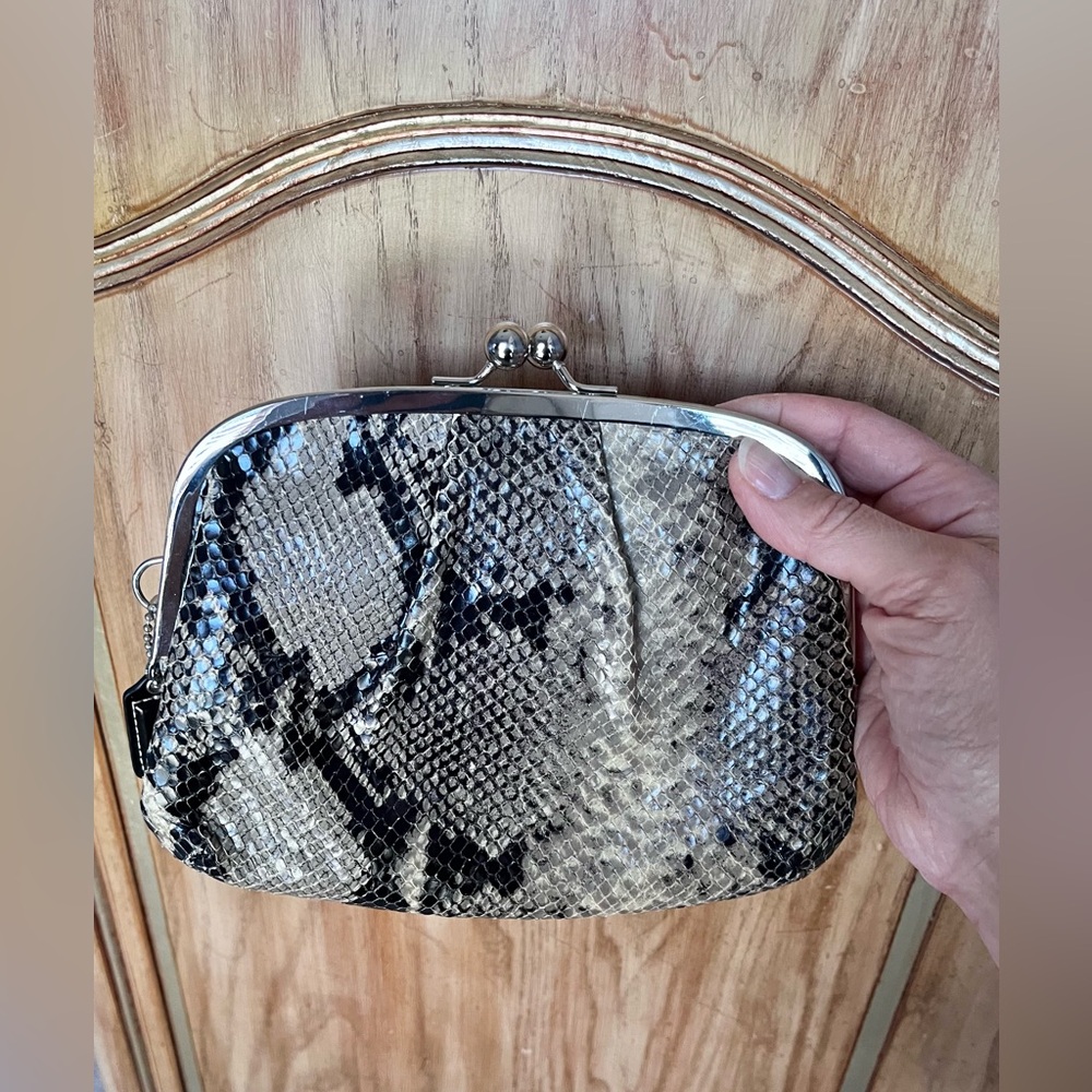 👜 COACH Gray Leather Snakeskin Embossed Kisslock Framed Wristlet - Picture 3 of 6